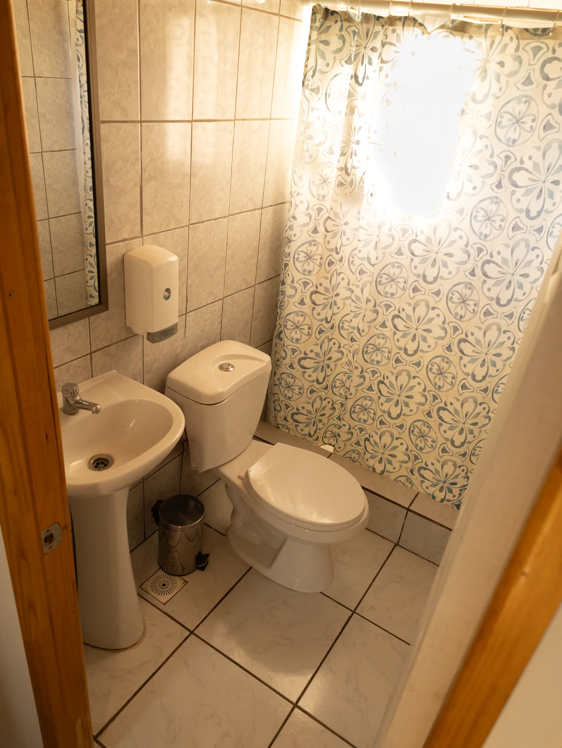 Baño limpio y ordenado del hostal