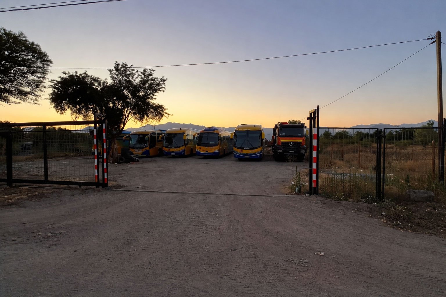 Estacionamiento amplio para vehículos y maquinaria